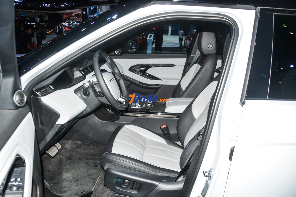 Mở cửa bước vào trong khoang lái, chiếc SUV hạng sang Range Rover Evoque 2020 thuộc phiên bản Fisrt Edition có nội thất phối 2 tông màu đối lập là trắng và đen hết sức bắt mắt