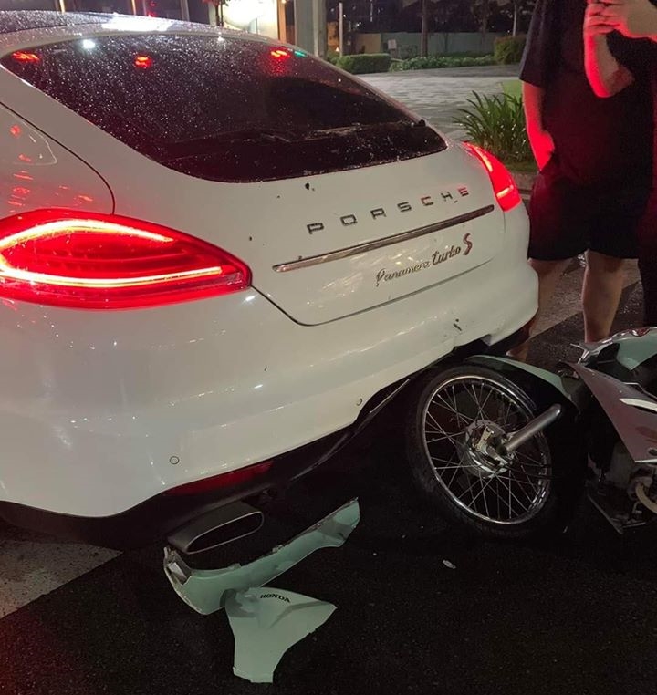 Thiệt hại của chiếc Porsche Panamera Turbo S và xe máy sau vụ tai nạn
