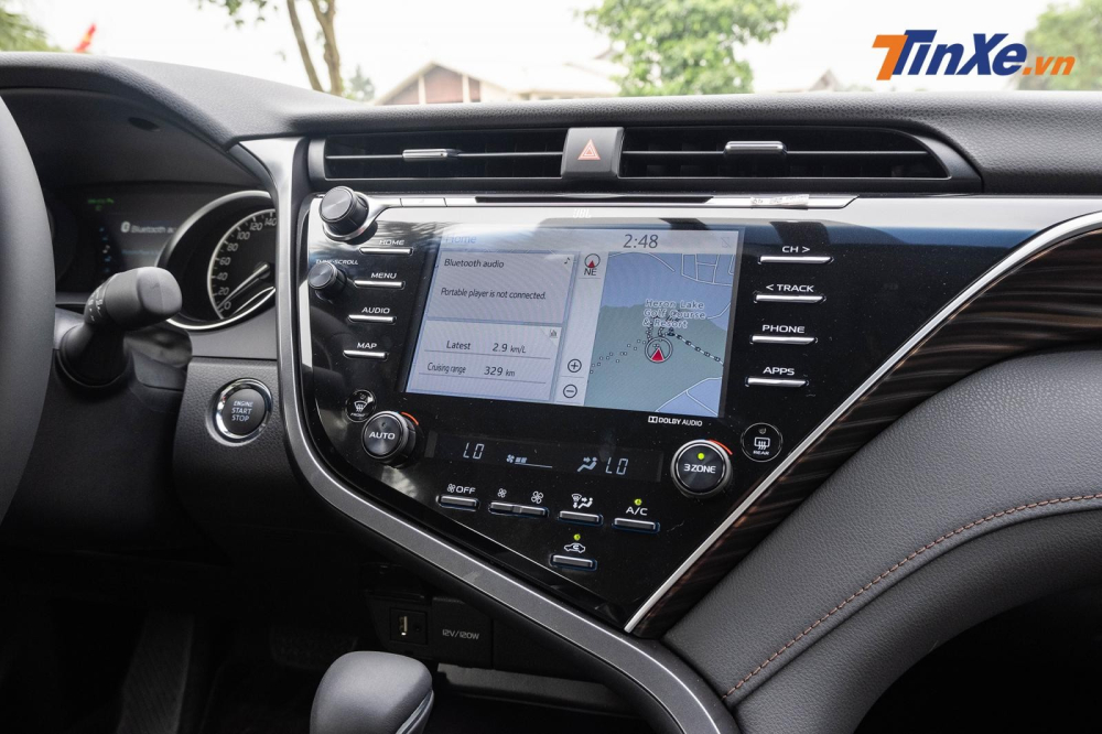 Do màn hình giải trí của Toyota camry đặt liền với khu vực bảng điều khiển trung tâm nên các nút bấm đem lại cảm giác rối mắt Do màn hình giải trí của Toyota camry đặt liền với khu vực bảng điều khiển trung tâm nên các nút bấm đem lại cảm giác rối mắt