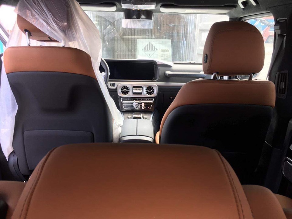Khoang lái của chiếc SUV hạng sang Mercedes-AMG G63 2019 màu trắng không nguyên bản 
