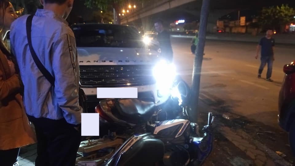 Nhiều xe máy bị chiếc BAIC Q7 tông trúng Nhiều xe máy bị chiếc BAIC Q7 tông trúng