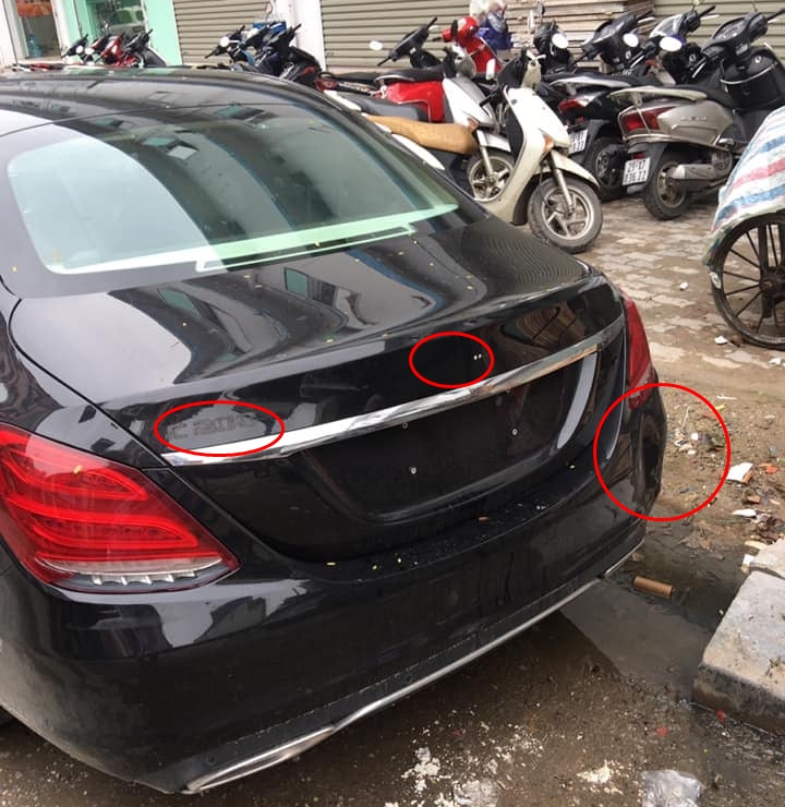 Mercedes-Benz C200 đỗ bên đường với các logo bị "làm thịt", cư dân mạng tìm thấy điểm đáng ngờ