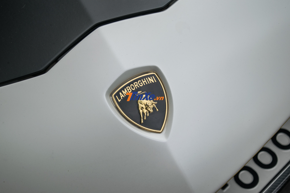 siêu xe Lamborghini Aventador LP700-4 được trang bị động cơ V12, dung tích 6,5 lít, sản sinh công suất tối đa 700 mã lực