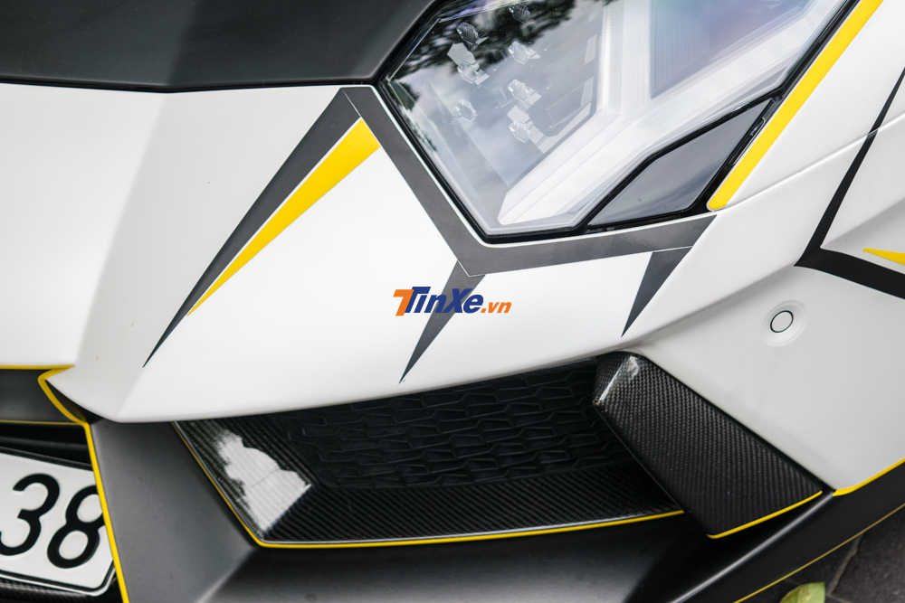 chủ nhân còn trang bị cho ngoại hình chiếc Lamborghini Aventador LP700-4 chính hãng đầu tiên về Việt Nam các đề-can màu đen nhám