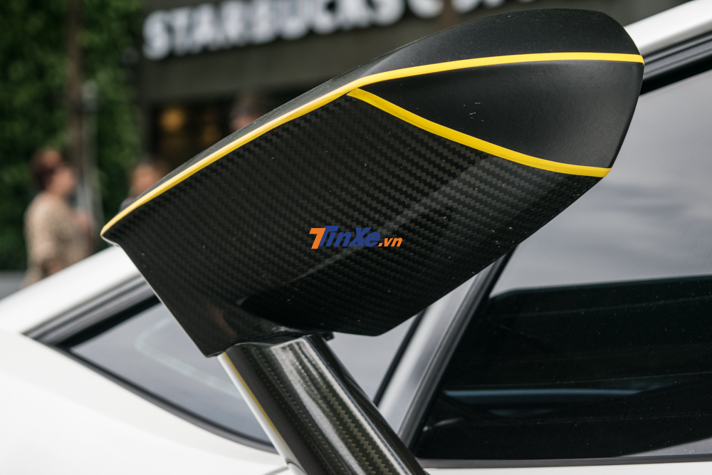 Phần gương chiếu hậu carbon nằm trong bản độ body kit của Vorsteiner 