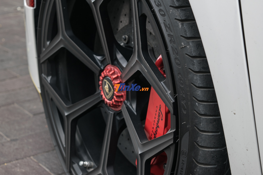 Chiếc siêu xe Lamborghini Aventador LP700-4 chính hãng duy nhất Việt Nam còn có bộ mâm độ NV1 của hãng Vossen cùng kẹp phanh màu đỏ nổi bật