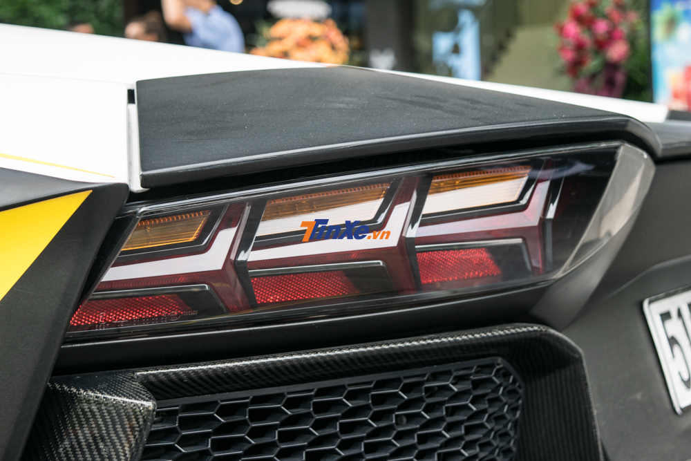 Cánh gió phía sau của siêu xe Lamborghini Aventador LP700-4 có thể tự động nâng lên khi xe đạt tốc độ hơn 80 km/h