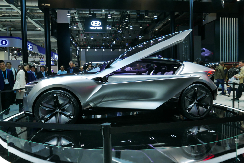Kia Futuron là xe SUV nhưng mang phong cách Coupe nên nóc khá thấp Kia Futuron là xe SUV nhưng mang phong cách Coupe nên nóc khá thấp