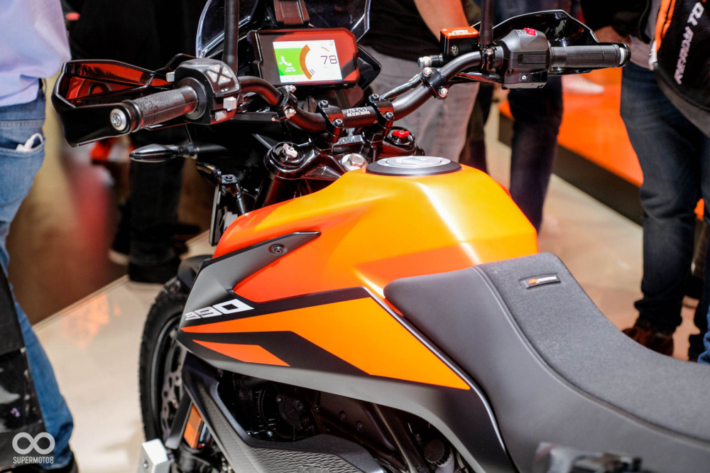 KTM 390 Adventure được trang bị màn hình LCD màu TFT