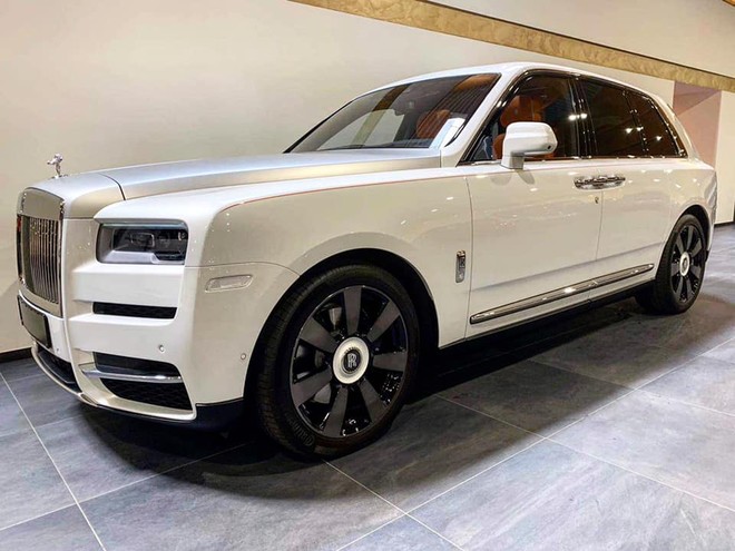 Chiếc Rolls-Royce Cullinan màu trắng này có nội thất cam Chiếc Rolls-Royce Cullinan màu trắng này có nội thất cam