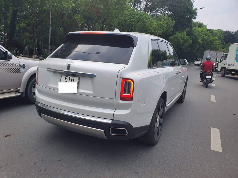 Đây cũng hiện là chiếc Rolls-Royce Cullinan màu trắng đầu tiên ra biển trắng tại Việt Nam Đây cũng hiện là chiếc Rolls-Royce Cullinan màu trắng đầu tiên ra biển trắng tại Việt Nam
