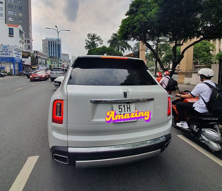 SUV siêu sang Rolls-Royce Cullinan màu trắng trên đường phố Việt Nam SUV siêu sang Rolls-Royce Cullinan màu trắng trên đường phố Việt Nam