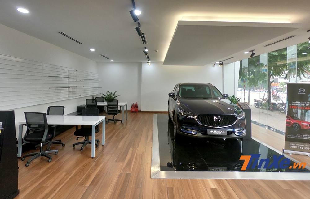 Không chỉ trưng bày những mẫu xe mới, tại đây còn có những nhân viên tư vấn chuyên nghiệp và xưởng kỷ thuật rộng rãi. Không chỉ trưng bày những mẫu xe mới, tại đây còn có những nhân viên tư vấn chuyên nghiệp và xưởng kỷ thuật rộng rãi.
