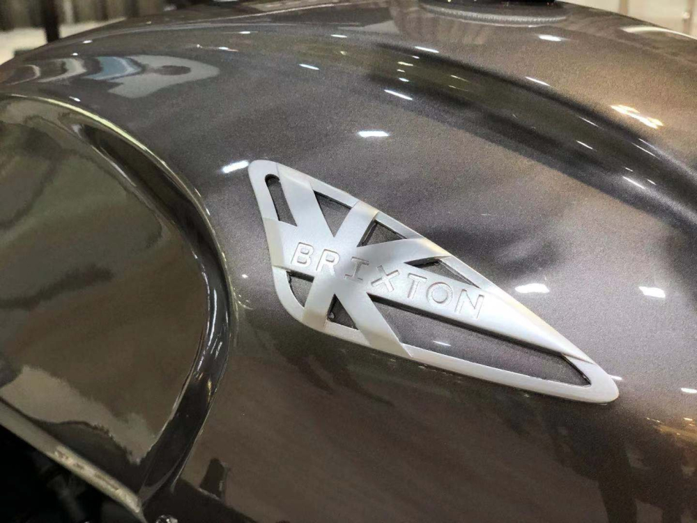 Trên bình xăng, Logo của Brixton được làm cách điệu theo thiết kế cờ Anh khá đẹp mắt Trên bình xăng, Logo của Brixton được làm cách điệu theo thiết kế cờ Anh khá đẹp mắt