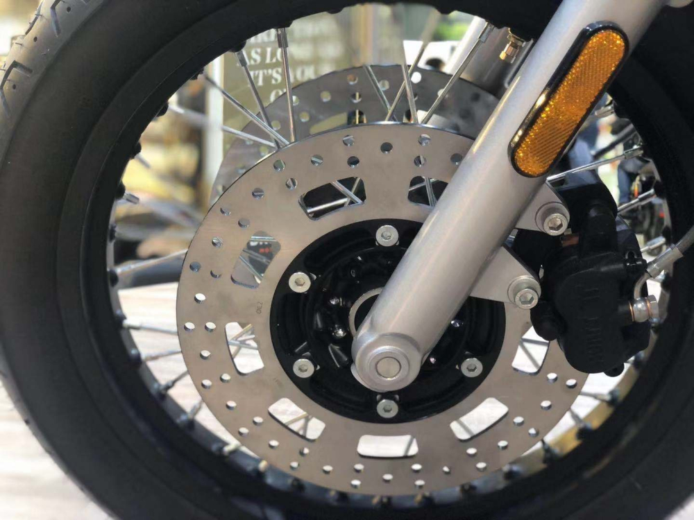 Dàn đầu xe sử dụng cặp phanh đĩa khá dày và tròn trịa, cùng với đó là cùm phanh không tên tuổi trông khá dại Dàn đầu xe sử dụng cặp phanh đĩa khá dày và tròn trịa, cùng với đó là cùm phanh không tên tuổi trông khá dại