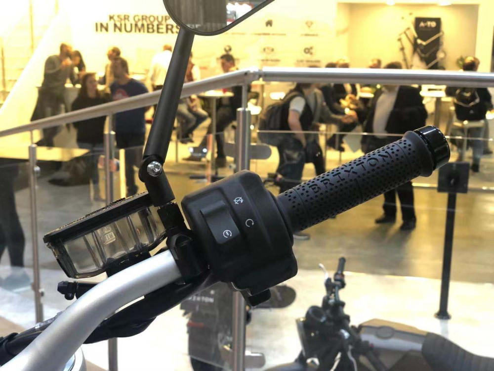 Một số chi tiết khác lại được hoàn thiện khá tốt như cùm phanh, tay nắm hay cùm điều khiển được làm khá đẹp và chắc chắn Một số chi tiết khác lại được hoàn thiện khá tốt như cùm phanh, tay nắm hay cùm điều khiển được làm khá đẹp và chắc chắn