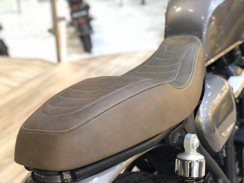 Yên xe trên bản concept được làm khá đẹp và dày dặn dưới lớp da bò sáp cổ điển. Thế nhưng, yên sau khá dày khiến dàn đuôi lệch lạc với khung sau và cho độ liền lạc chưa được hợp lý nhất. Yên xe trên bản concept được làm khá đẹp và dày dặn dưới lớp da bò sáp cổ điển. Thế nhưng, yên sau khá dày khiến dàn đuôi lệch lạc với khung sau và cho độ liền lạc chưa được hợp lý nhất.