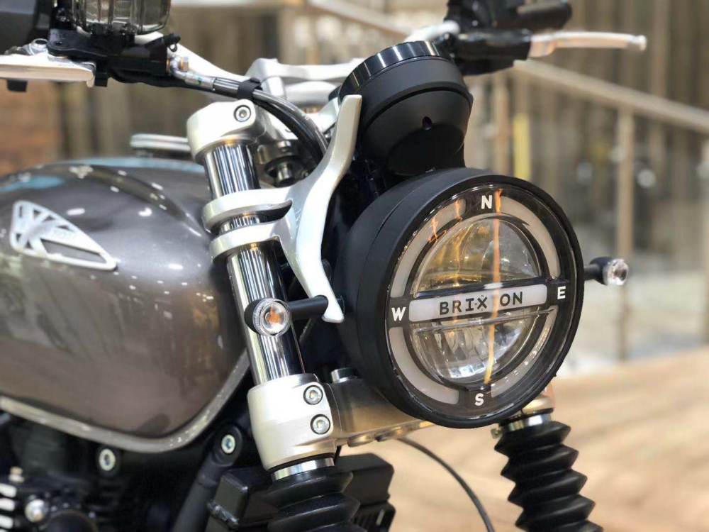 Mẫu xe mang thiết kế dàn đầu khá đẹp với tai bắt đèn pha và đồng hồ được cách điệu, cùng với đầu đèn pha LED với dạng thiết kế la bàn cùng 4 hướng khá đặc biệt Mẫu xe mang thiết kế dàn đầu khá đẹp với tai bắt đèn pha và đồng hồ được cách điệu, cùng với đầu đèn pha LED với dạng thiết kế la bàn cùng 4 hướng khá đặc biệt