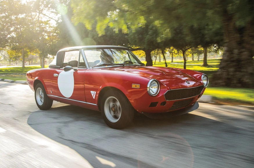 Một chiếc Fiat 124 Sport Spider đời 1979 Một chiếc Fiat 124 Sport Spider đời 1979