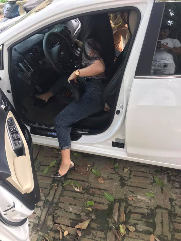 Nữ tài xế tại hiện trường vụ tai nạn Nữ tài xế tại hiện trường vụ tai nạn