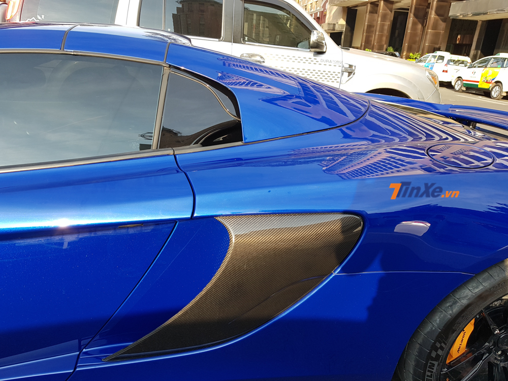 Ốp hốc gió bên hông của siêu xe McLaren 650S Spider màu xanh Aurora Blue có một không hai tại Việt Nam cũng bằng carbon