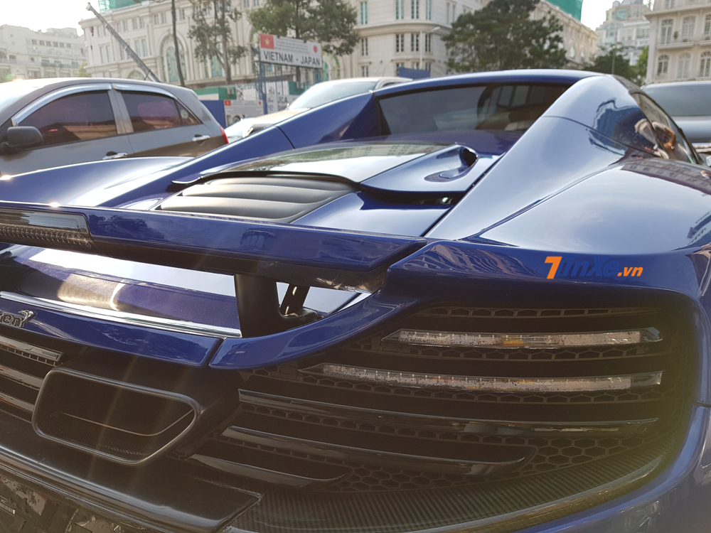 Đèn hậu LED rất gợi cảm của siêu xe McLaren 650S Spider màu sơn xanh Aurora Blue