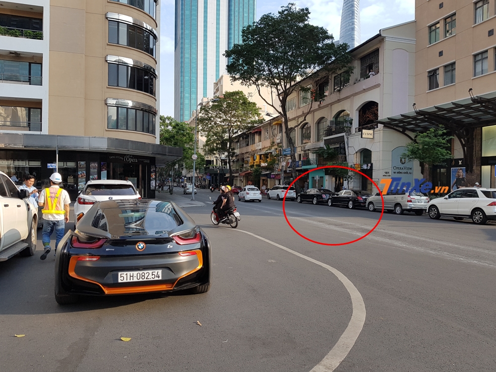 Chiếc BMW i8 này đỗ ngoài cùng đoàn xe đậu tại nhà hát Thành phố Hồ Chí Minh. Nhìn phía xa chúng ta có thể thấy còn có cặp đôi xe siêu sang Bentley Mulsanne và Mercedes-Maybach S400 của nhà chồng Tăng Thanh Hà. Chiếc BMW i8 này đỗ ngoài cùng đoàn xe đậu tại nhà hát Thành phố Hồ Chí Minh. Nhìn phía xa chúng ta có thể thấy còn có cặp đôi xe siêu sang Bentley Mulsanne và Mercedes-Maybach S400 của nhà chồng Tăng Thanh Hà.