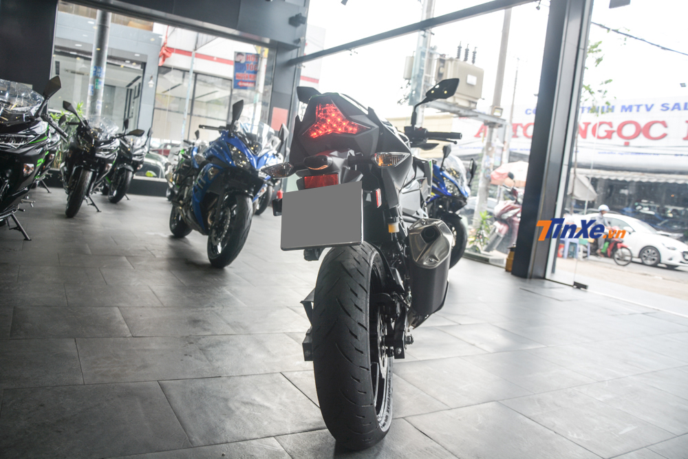 Vẻ đẹp của Kawasaki Z400 2019 nhìn từ phía sau