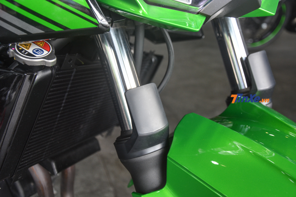  Các trang bị có trên Kawasaki Z400 2019 có thể kể đến như hệ thống treo giống với mẫu xe Kawasaki Ninja 400 bao gồm cặp phuộc trước dạng ống lồng size 41mm 