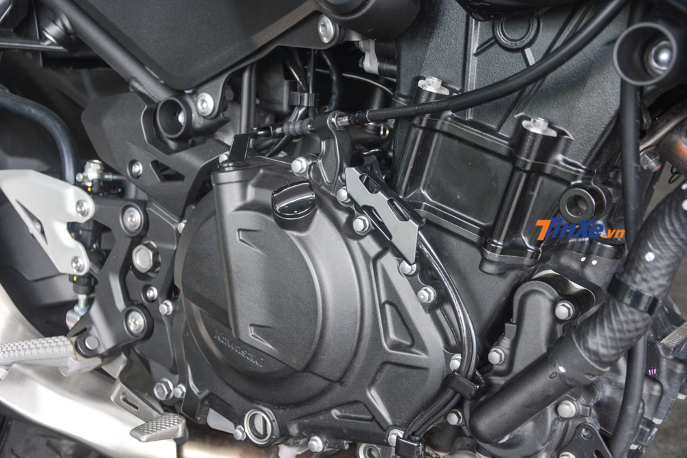 Kawasaki Z400 được trang bị khối động cơ 2 xy lanh, 399 phân khối dạng DOHC, làm mát bằng nước. Trái tim này sản sinh ra công suất tối đa 45 mã lực
