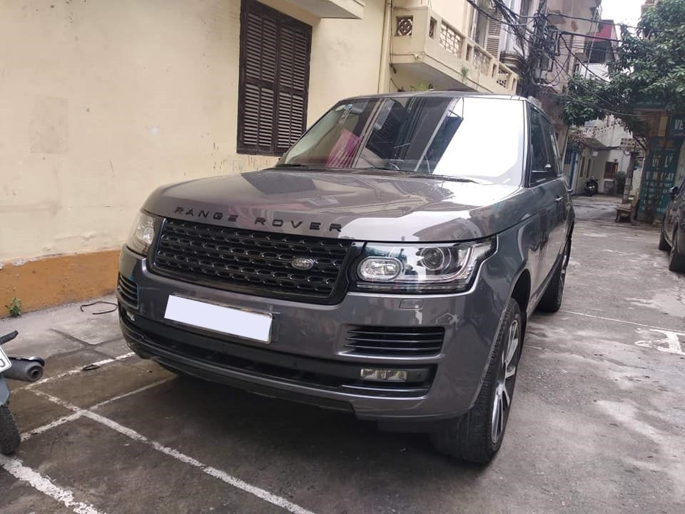 SUV hạng sang Range Rover màu xám lông chuột bị kẻ gian vặt gương