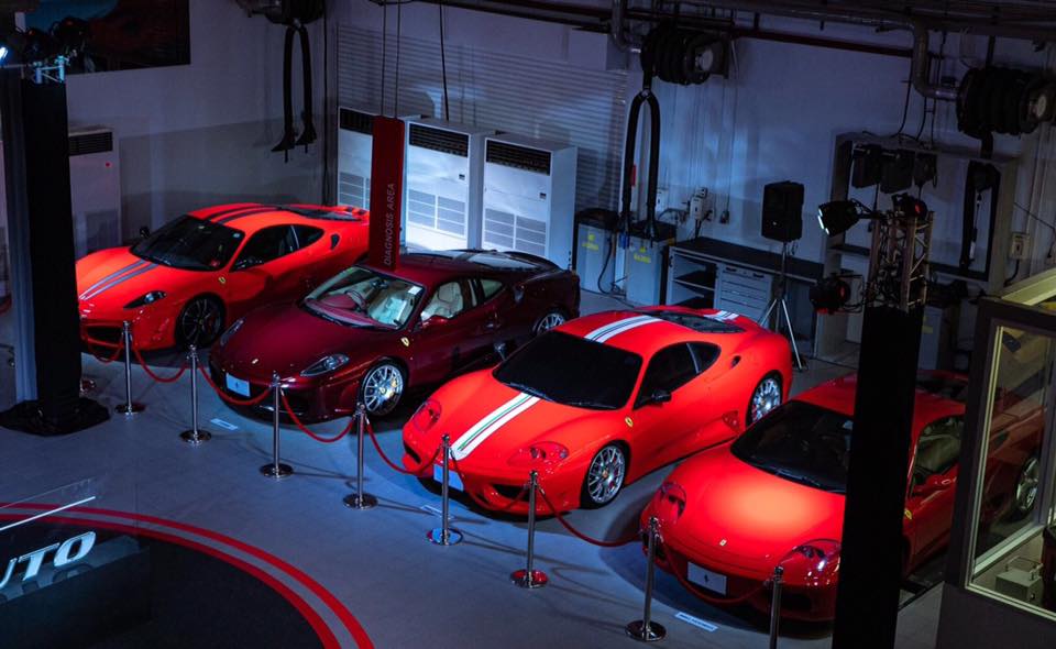 Từ trái qua là các phiên bản của Ferrari F430 và Ferrari 360