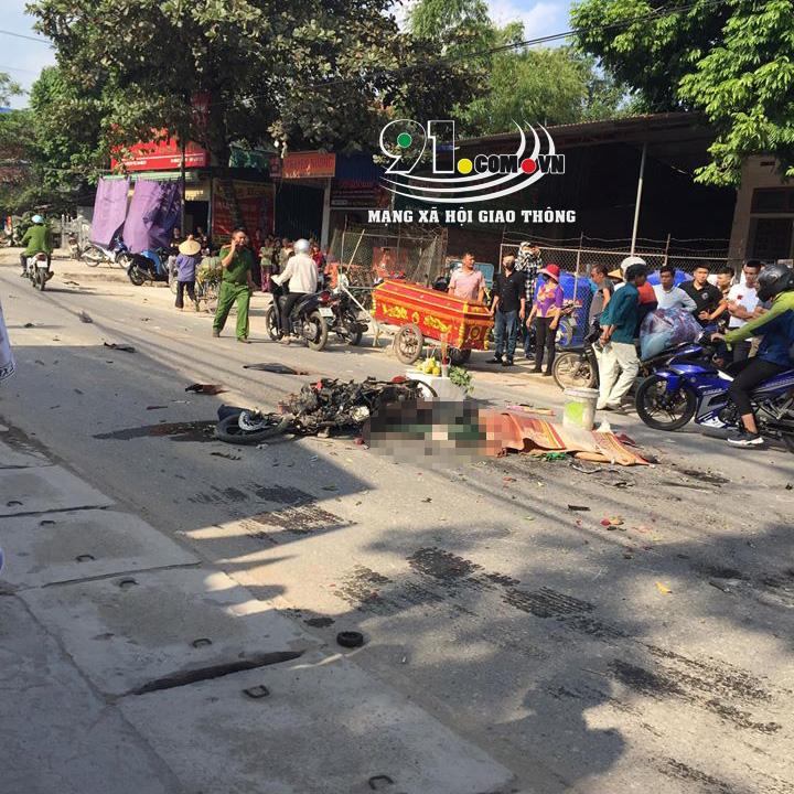 Hiện trường vụ tai nạn kinh hoàng khiến 1 người tử vong tại chỗ Hiện trường vụ tai nạn kinh hoàng khiến 1 người tử vong tại chỗ