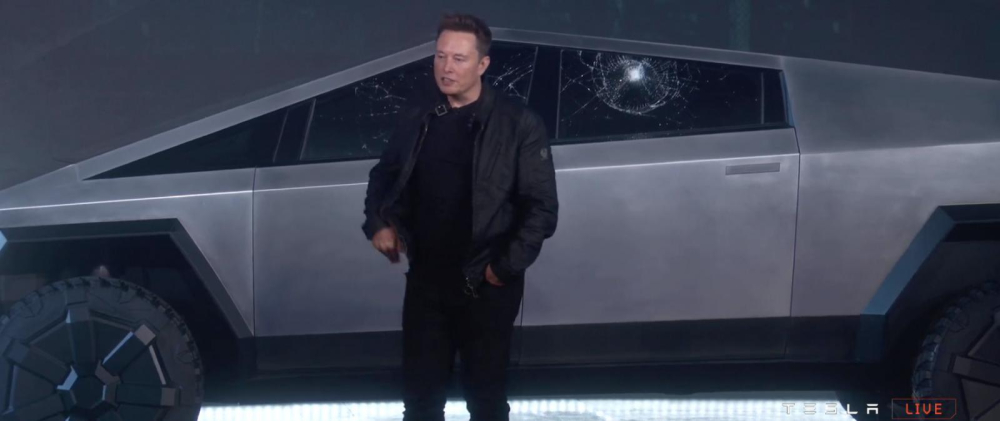Ông Elon Musk cùng chiếc Cybertruck trong buổi lễ ra mắt trực tiếp