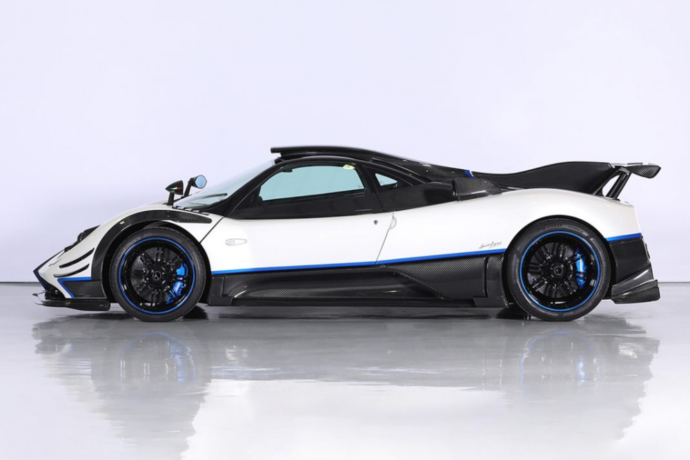 Bên ngoài của Pagani Zonda Riviera rao bán 5,5 triệu đô la là sự kết hợp của một chương trình sơn độc đáo với màu trắng ngọc trai tuyệt đẹp, tương phản với đó là các yếu tố sợi carbon bóng và màu xanh dương nổi bật Bên ngoài của Pagani Zonda Riviera rao bán 5,5 triệu đô la là sự kết hợp của một chương trình sơn độc đáo với màu trắng ngọc trai tuyệt đẹp, tương phản với đó là các yếu tố sợi carbon bóng và màu xanh dương nổi bật