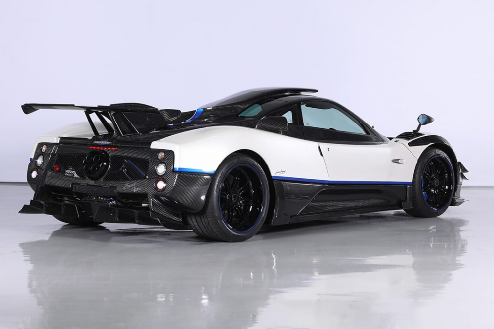 Chưa dừng lại đó, ngoại hình chiếc Pagani Zonda Riviera còn gây sự hứng thú với bốn thanh carbon phía đầu xe, nóc xe xuất hiện một chiếc Chưa dừng lại đó, ngoại hình chiếc Pagani Zonda Riviera còn gây sự hứng thú với bốn thanh carbon phía đầu xe, nóc xe xuất hiện một chiếc mũ cỡ lớn.