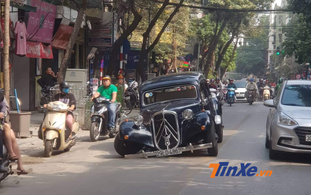 Chiếc xe cổ hàng hiếm Citroen Traction Avant bất ngờ gãy trục trước khi di chuyển trên phố Hà Nội. Chiếc xe cổ hàng hiếm Citroen Traction Avant bất ngờ gãy trục trước khi di chuyển trên phố Hà Nội.