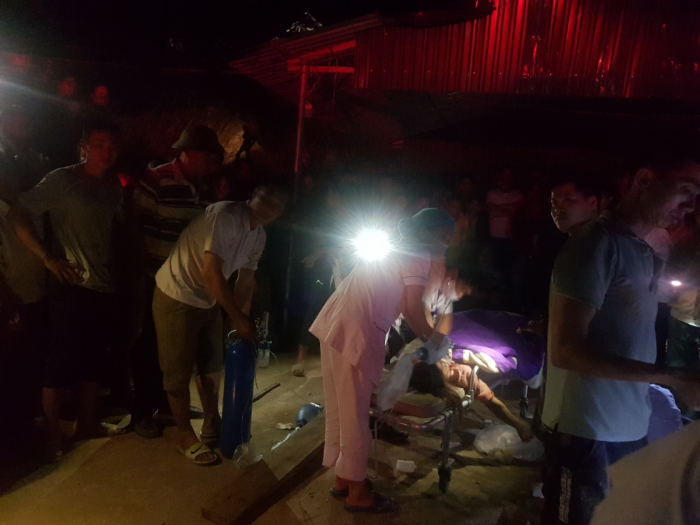 2 mẹ con chị Len đã tử vong sau khi được đưa ra khỏi khu vực đất vùi lấp 2 mẹ con chị Len đã tử vong sau khi được đưa ra khỏi khu vực đất vùi lấp