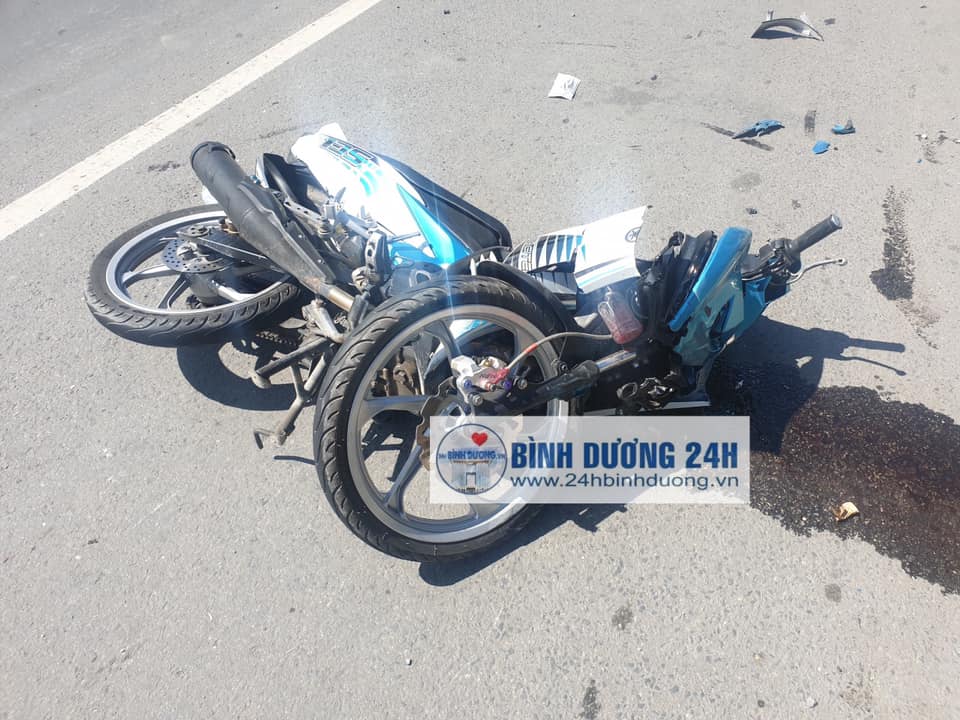 Chiếc xe côn tay Yamaha Exciter đời cũ vỡ nát sau cú va chạm mạnh Chiếc xe côn tay Yamaha Exciter đời cũ vỡ nát sau cú va chạm mạnh