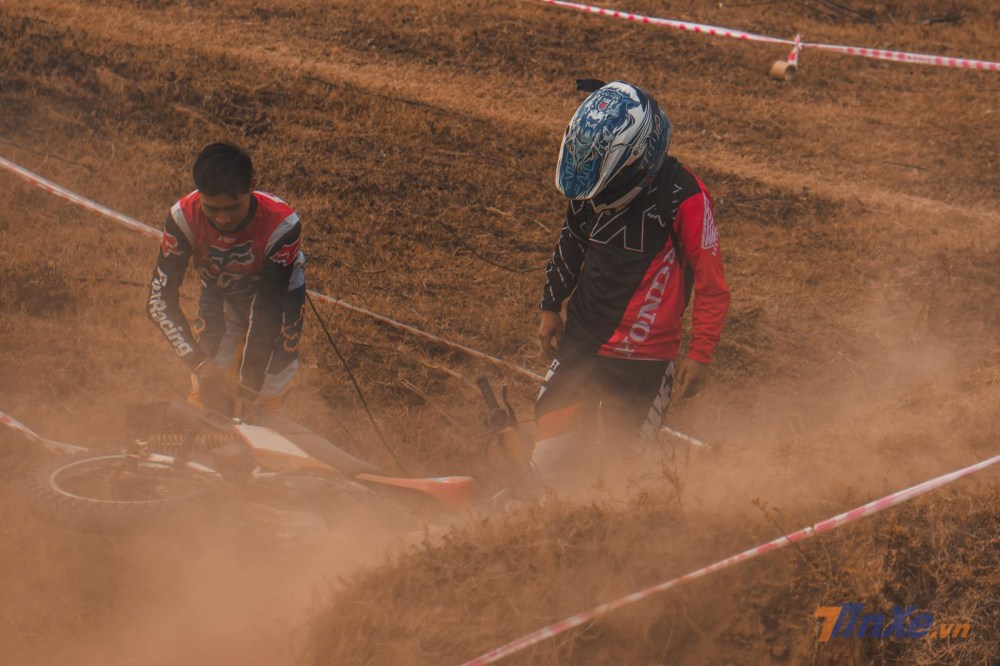 Và đứng dậy sau cú ngã để tiếp tục thi đấu