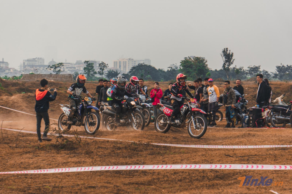 Cuộc đấu được bắt đầu từ 1h30' chiều với thời tiết mát mẻ, khô ráo. Với sự tham gia của 21 vận động viên đến từ các nhóm hội cào cào của miền Bắc sử dụng những mẫu xe cỡ nhỏ 125 và 150 phân khối. Với các bài thi chủ yếu là đường track với đất cát trơn trượt, các bài lên xuống dốc cao và vào cua gấp.