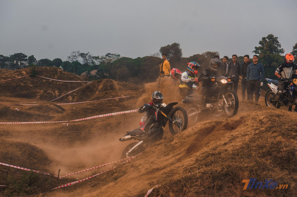 Cuộc thi được chia theo thể thức đấu vòng bảng với 5 hoặc 6 thí sinh cùng xuất phát, mỗi bảng đấu sẽ chọn ra 2 người có thành tích tốt nhất sau 5 vòng đua và tiến vào vòng trong.