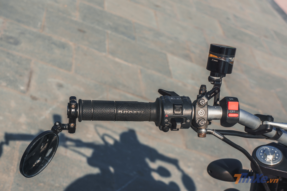 Gương chiếu hậu gắn ở tay lái xe