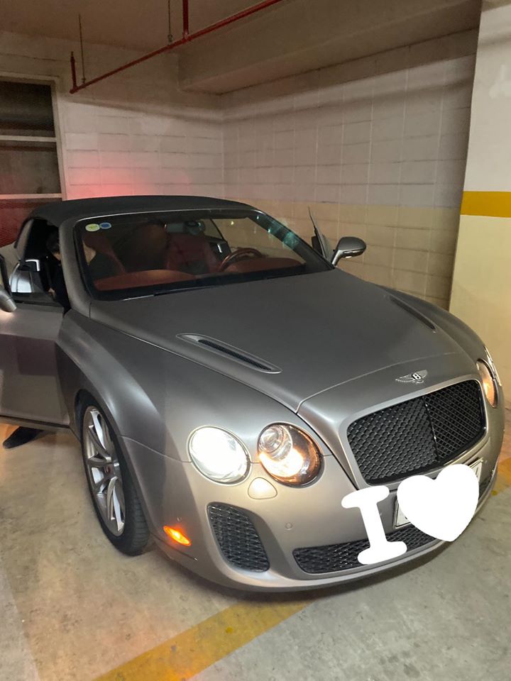 Còn đây là ngoại hình của Bentley Continental Supersports Convertible đầu tiên. Xe có hốc gió dựng đứng rất ngầu Còn đây là ngoại hình của Bentley Continental Supersports Convertible đầu tiên. Xe có hốc gió dựng đứng rất ngầu