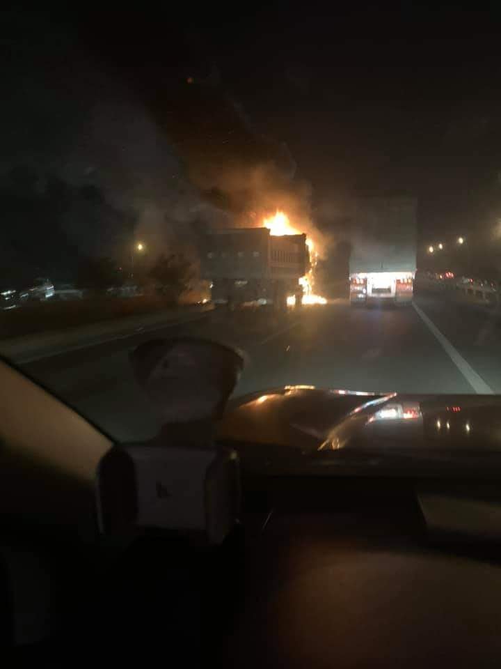 Hiện trường vụ cháy trên cao tốc Hà Nội - Bắc Giang