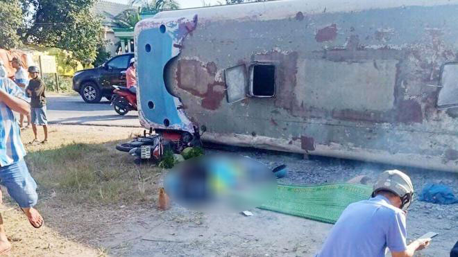 Chiếc ô tô chở công nhân lật trúng xe máy khiến 2 người tử vong