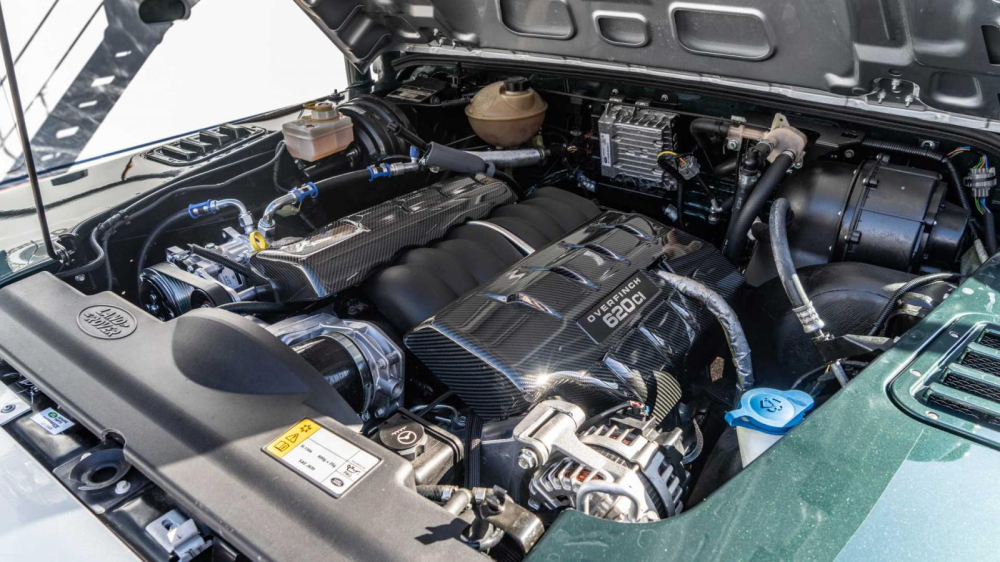 Động cơ xe là loại V8 dung tích 6.2 lít sản sinh 450 mã lực mạnh mẽ Động cơ xe là loại V8 dung tích 6.2 lít sản sinh 450 mã lực mạnh mẽ