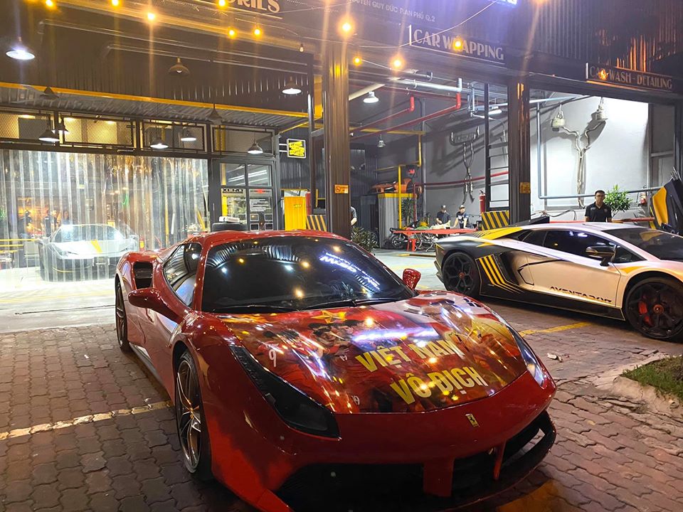 Siêu xe Ferrari 488 Spider màu đỏ và kế bên là Lamborghini Aventador LP700-4