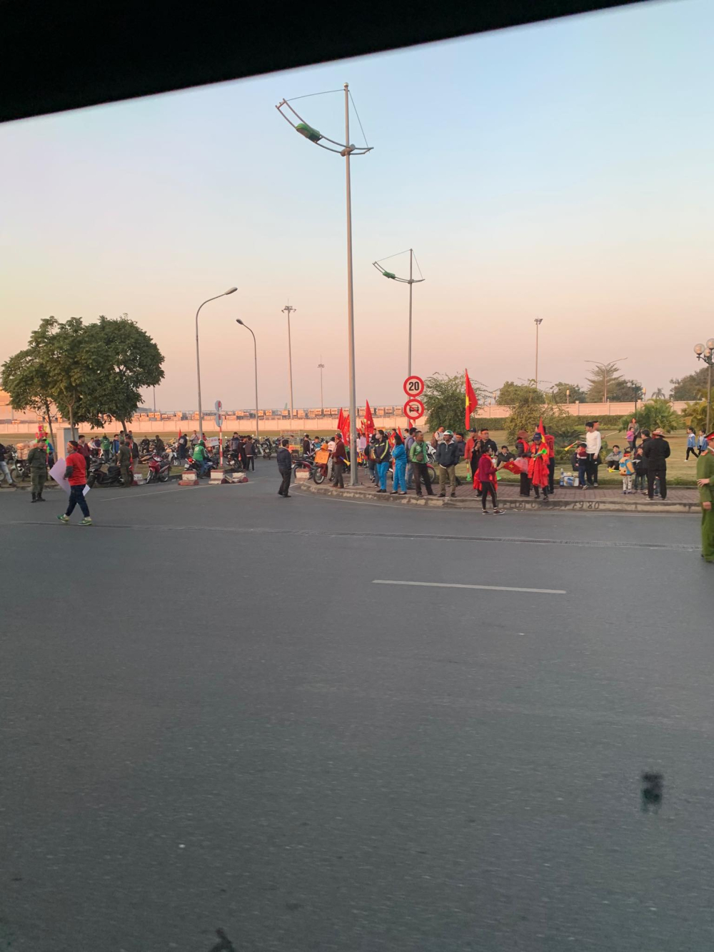 Các cổ động viên đứng đợi trước cửa khu vực sân bay ngày một đông