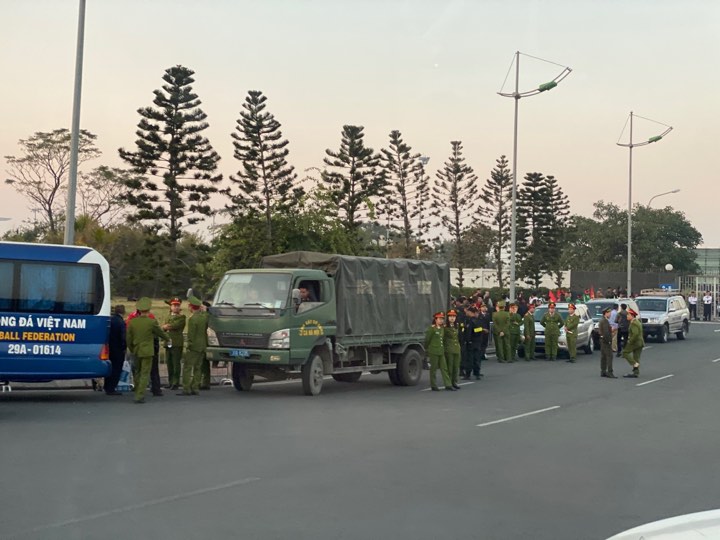 Lực lượng chức năng có mặt tại khu vực sân bay từ rất sớm để đảm bảo an ninh an toàn cho khu vực